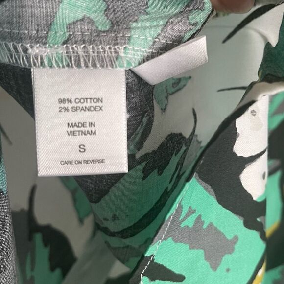 2/$22 New York & Company Green Floral Short Sleeve Button Up Top; SZ S; BNWT - Picture 4 of 7